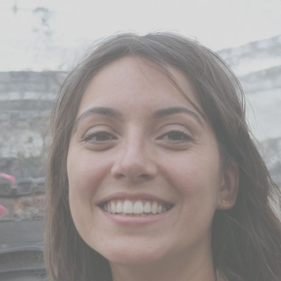 Instructora Elena Ruiz experta en casos prácticos empresariales