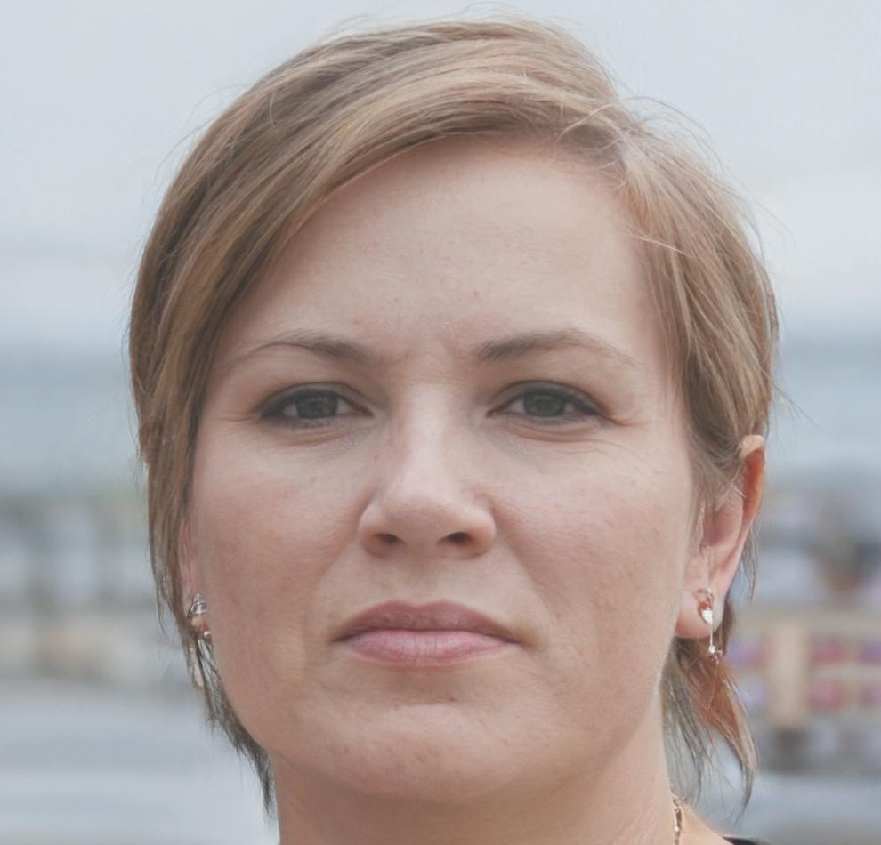 Marta Flores, analista financiera senior